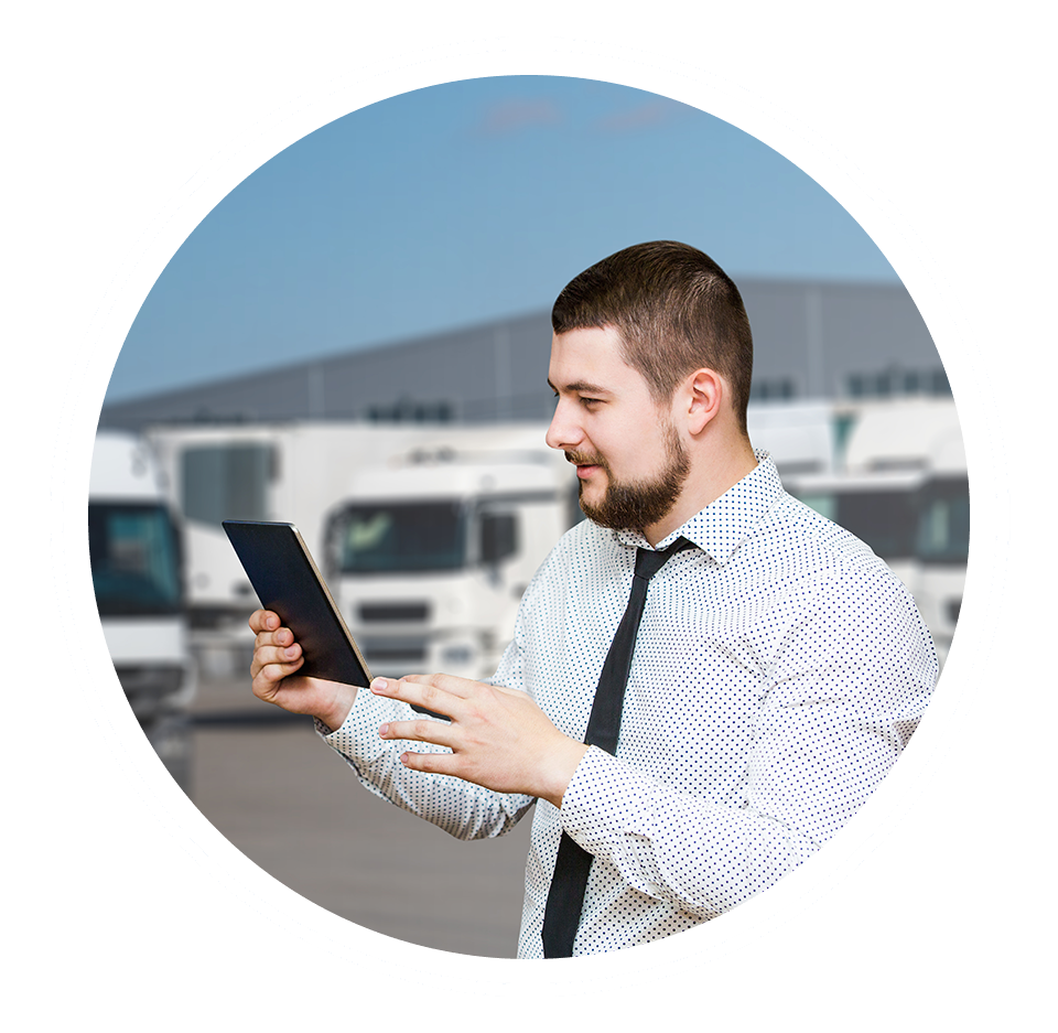 Manager mit einem digitalen Tablet auf dem Hintergrund von Lastwagen